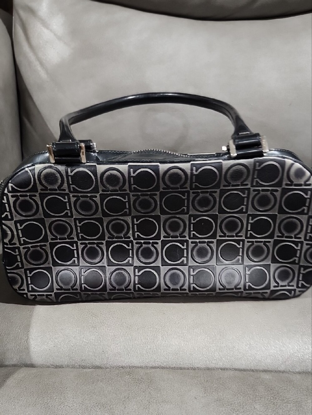 LOW START 😱 Salvatore Ferragamo Gancini Pattern Shoulder Bag with Black Wallet - Picture 4 of 15